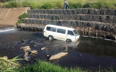 Taxi gets stuck in Canal